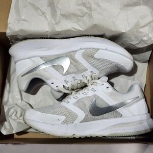 Nike Womens White and Silver Run Swift 3